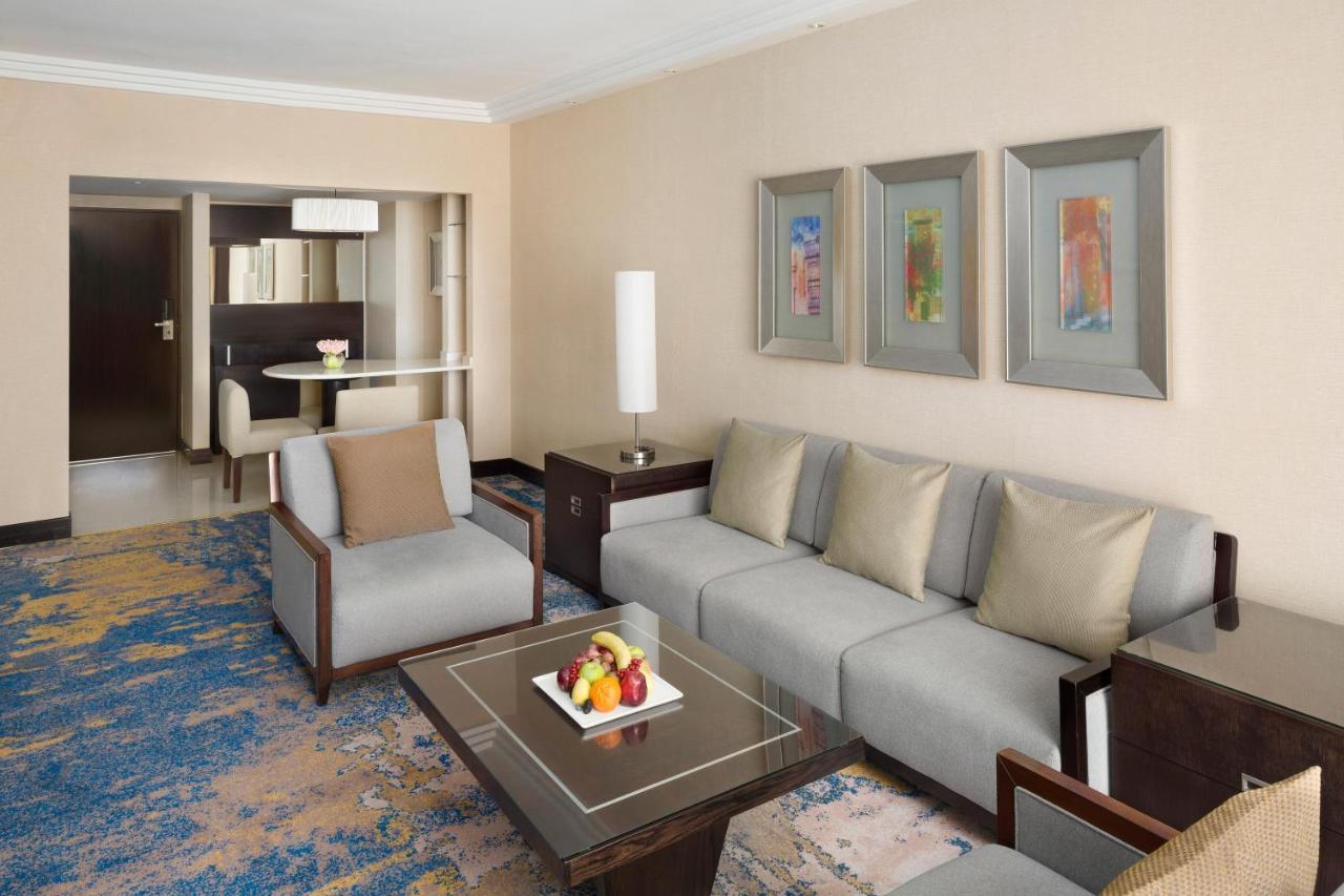 Готель Crowne Plaza Jeddah By Ihg Екстер'єр фото A living room in a suite at the MGM Grand