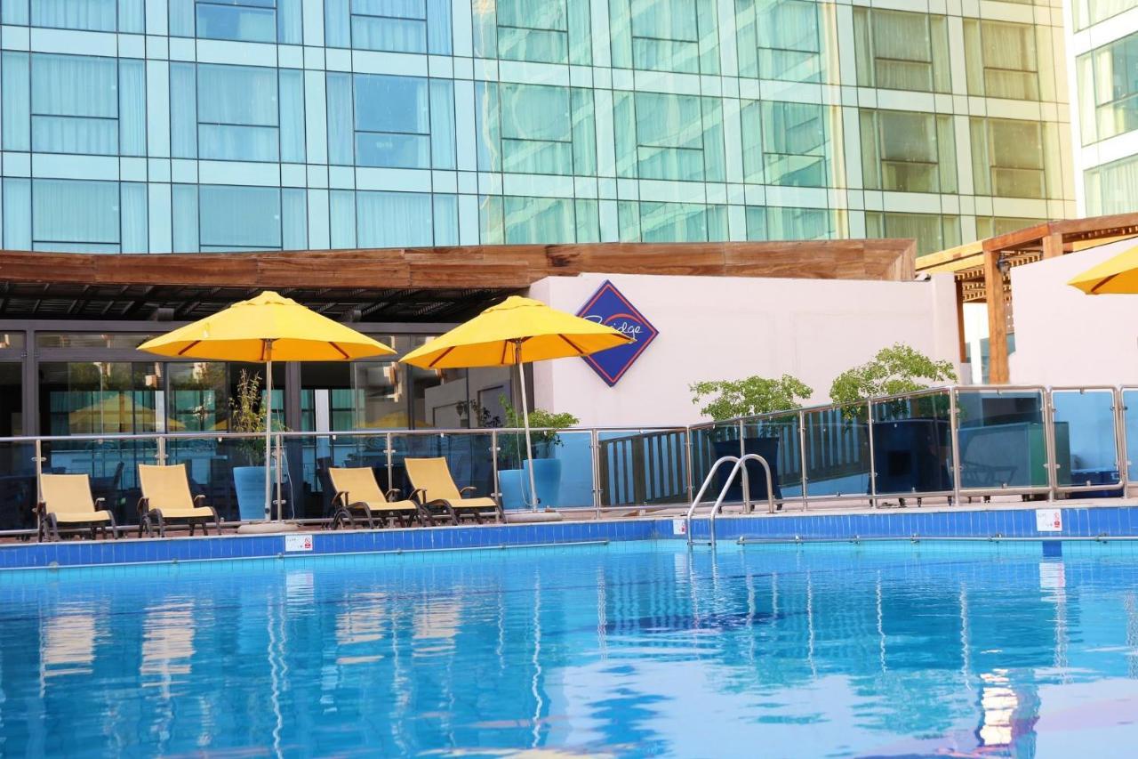 Готель Crowne Plaza Jeddah By Ihg Екстер'єр фото The swimming pool at the hotel