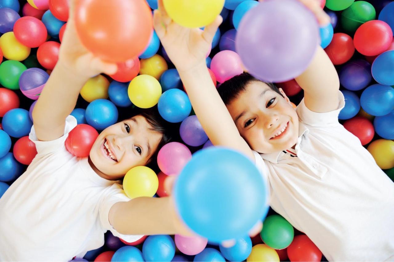 Готель Crowne Plaza Jeddah By Ihg Екстер'єр фото Children playing in a ball pit
