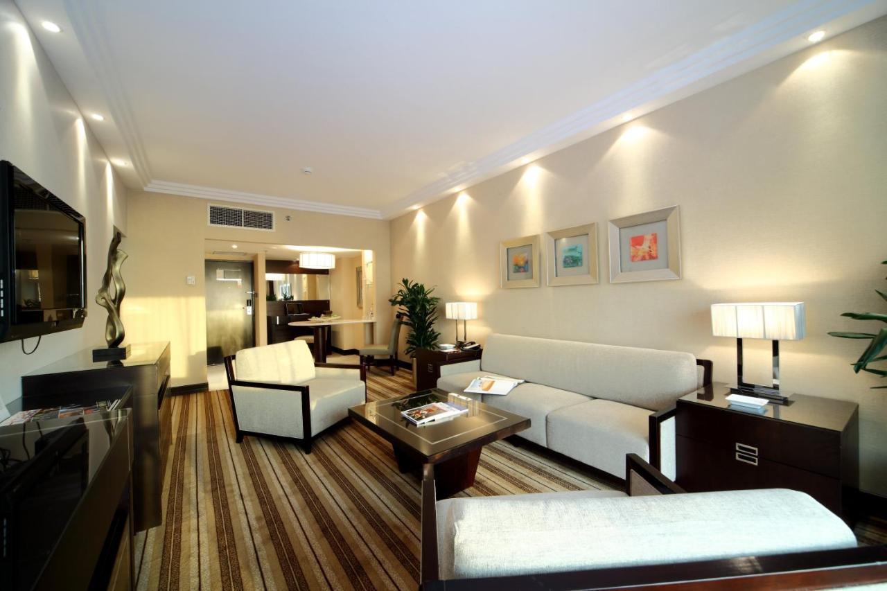 Готель Crowne Plaza Jeddah By Ihg Екстер'єр фото A suite at the hotel