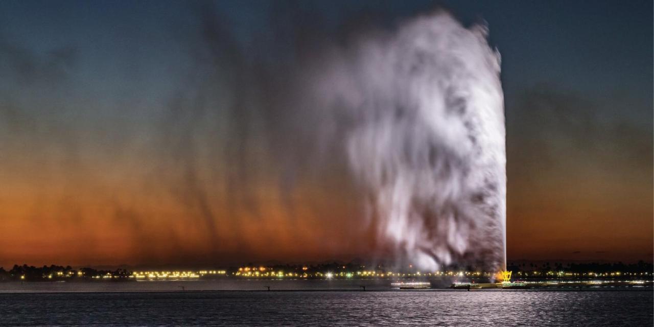 Готель Crowne Plaza Jeddah By Ihg Екстер'єр фото The fountain at night