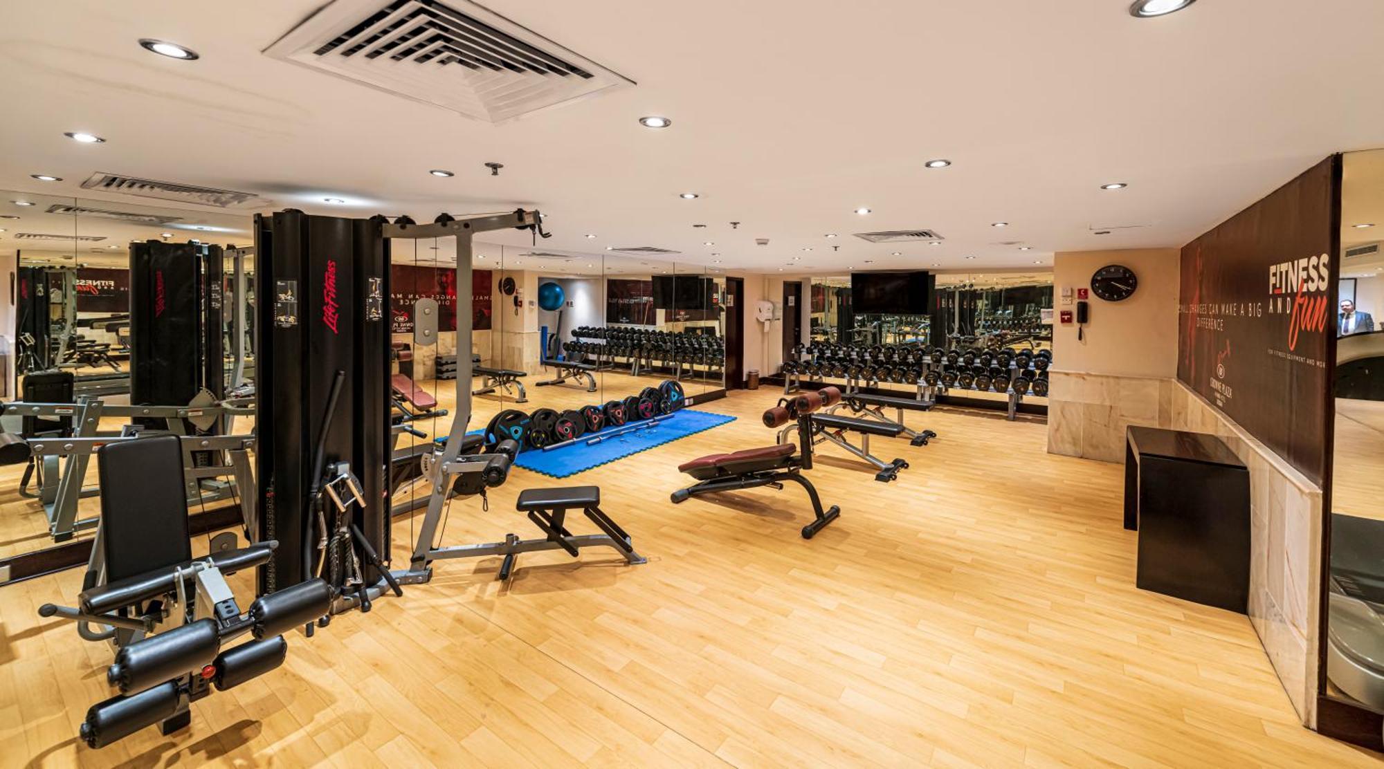 Готель Crowne Plaza Jeddah By Ihg Екстер'єр фото The gym at the hotel