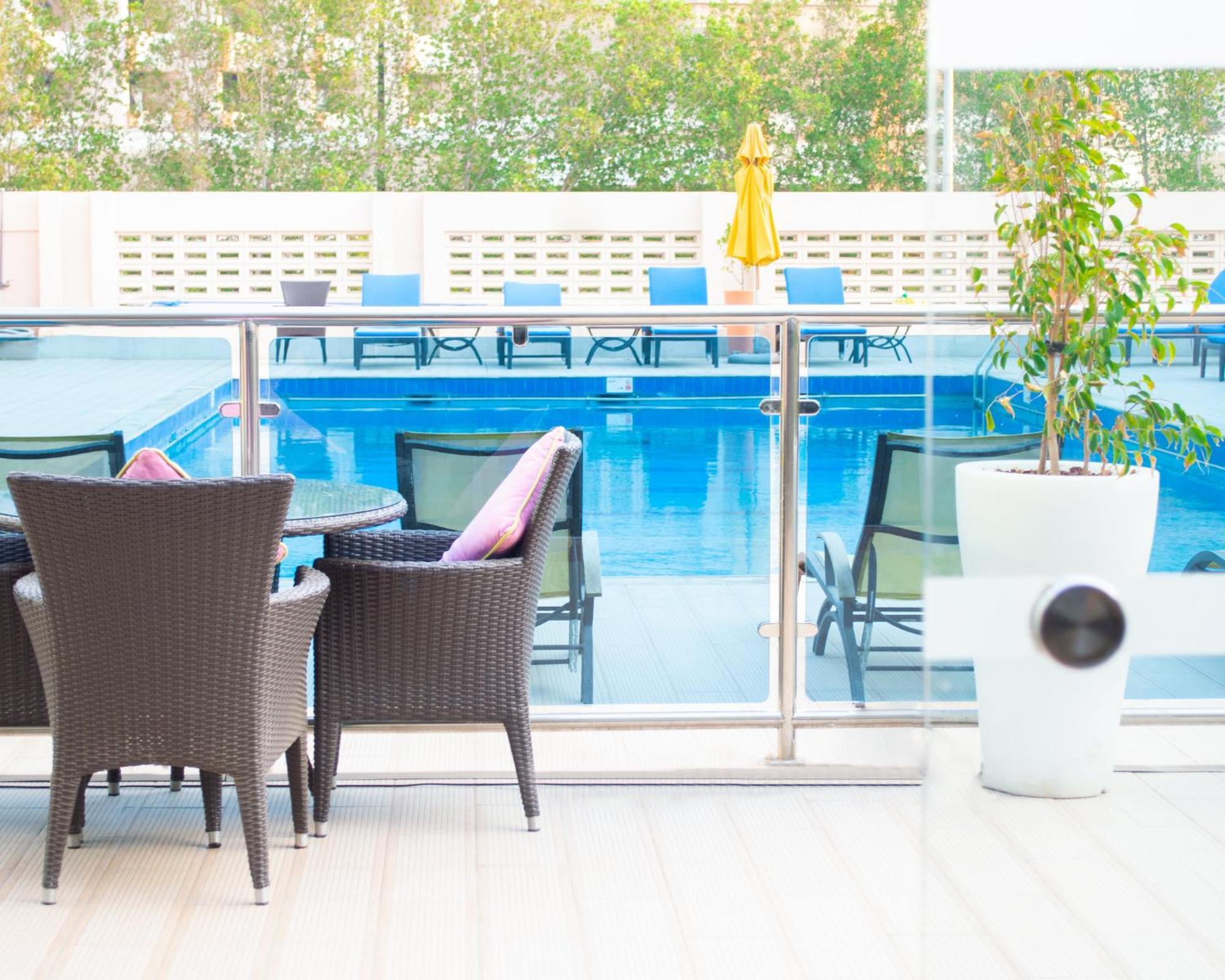 Готель Crowne Plaza Jeddah By Ihg Екстер'єр фото The pool at the hotel