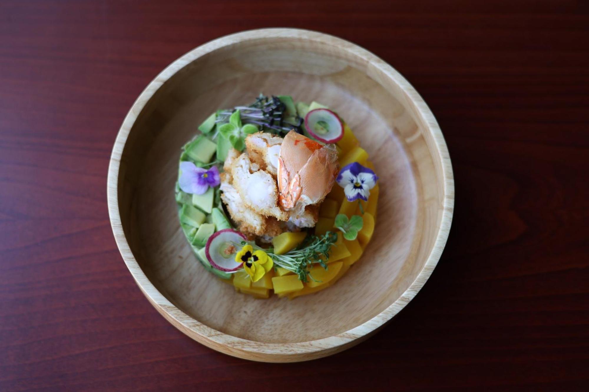 Готель Crowne Plaza Jeddah By Ihg Екстер'єр фото A salad with edible flowers