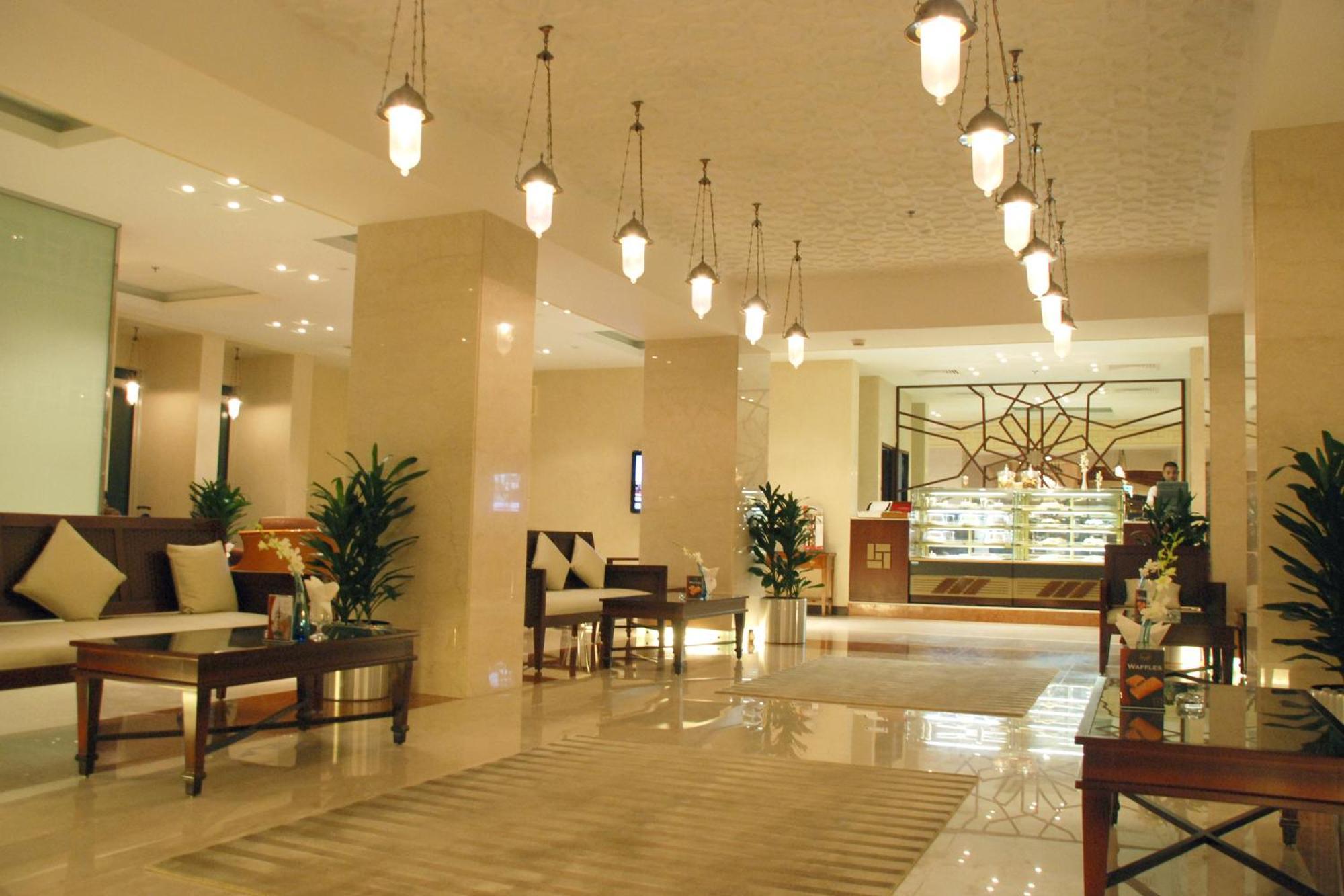 Готель Crowne Plaza Jeddah By Ihg Екстер'єр фото Lobby
